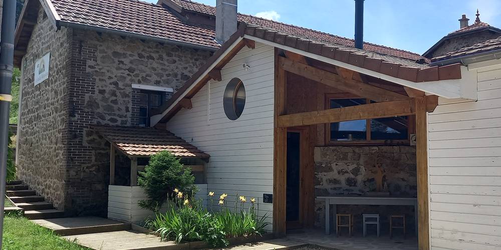 Côté Nord-Est avec parking et accès direct sur le jardin -  Le Jardin Mirandou (Auvergne-Rhône-Alpes, Haute-Loire)