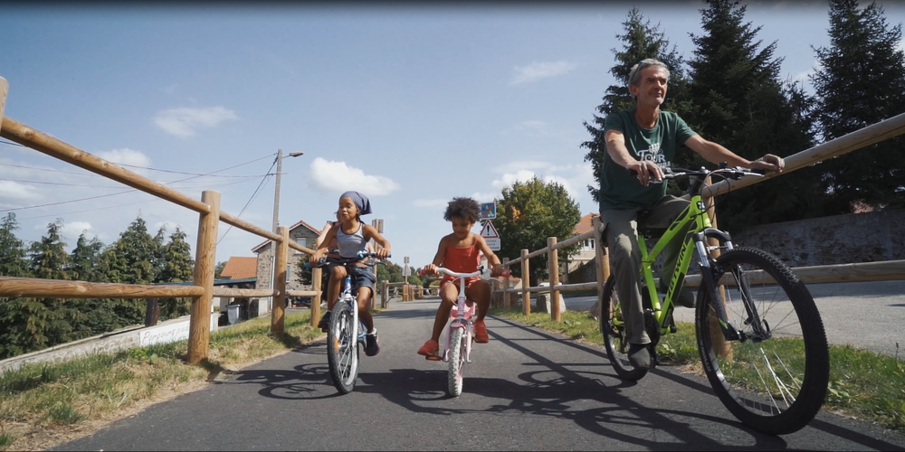 le gîte est en contrebas de la Via Fluvia, à gauche -  Le Jardin Mirandou (Auvergne-Rhône-Alpes, Haute-Loire)