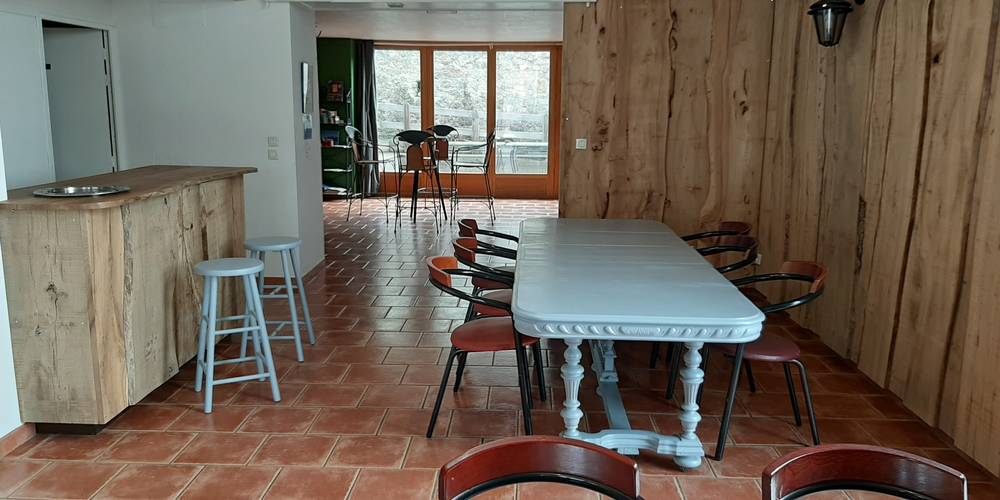 salle à manger avec bar à gauche -  Le Jardin Mirandou (Auvergne-Rhône-Alpes, Haute-Loire)