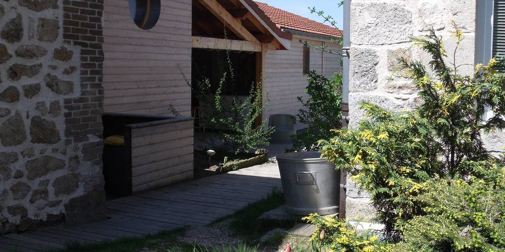 Vers l'entrée Est du gîte -  Le Jardin Mirandou (Auvergne-Rhône-Alpes, Haute-Loire)