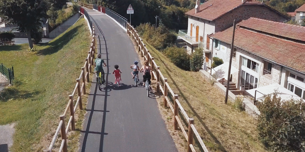 le gîte est en contrebas de la Via Fluvia, à droite -  Le Jardin Mirandou (Auvergne-Rhône-Alpes, Haute-Loire)