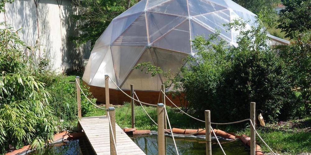 la serre-dôme dans le jardin -  Le Jardin Mirandou (Auvergne-Rhône-Alpes, Haute-Loire)