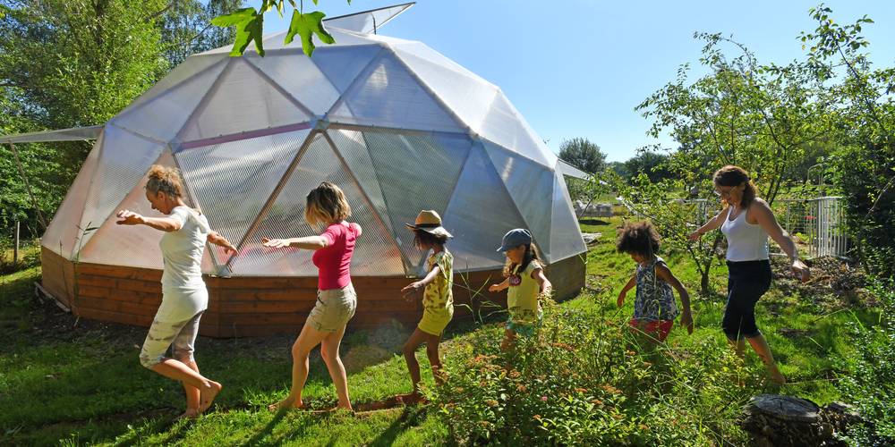 sur le sentier pieds nus, dans le parc du Jardin Mirandou -  Le Jardin Mirandou (Auvergne-Rhône-Alpes, Haute-Loire)