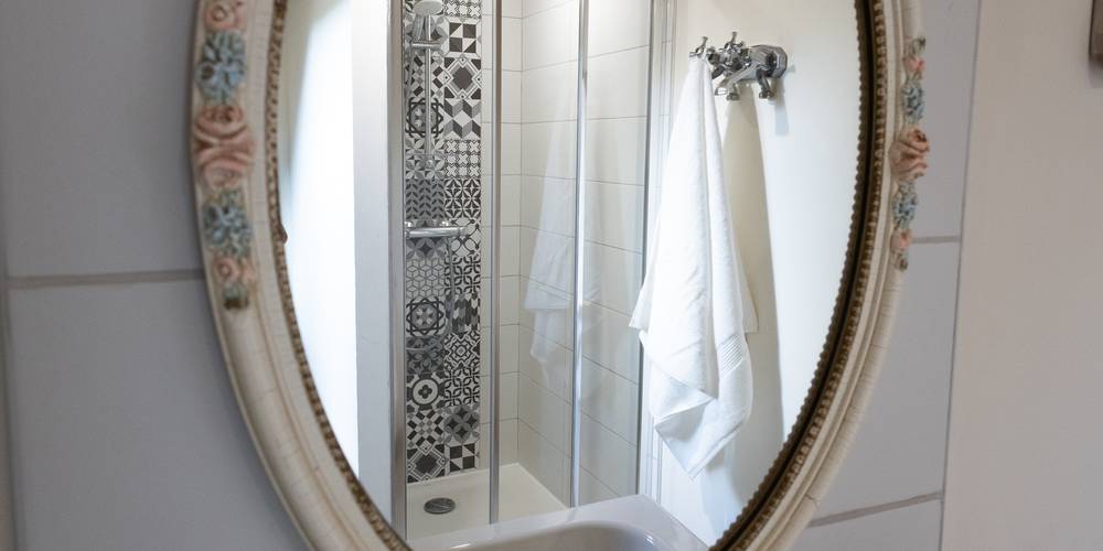 Salle d'eau commune Les Peupliers et Les Mules -  Les Reinières guest rooms (Pays de la Loire, Maine-et-Loire)