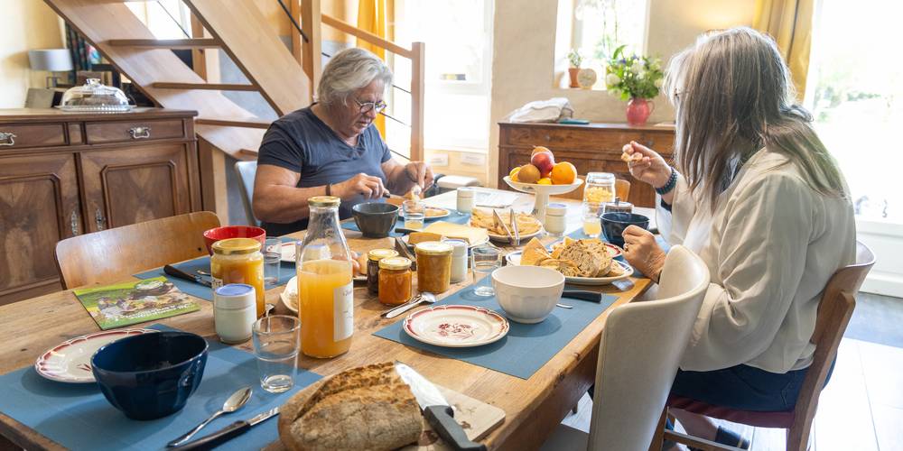 Salle à manger au petit déjeuner -  Les Reinières guest rooms (Pays de la Loire, Maine-et-Loire)