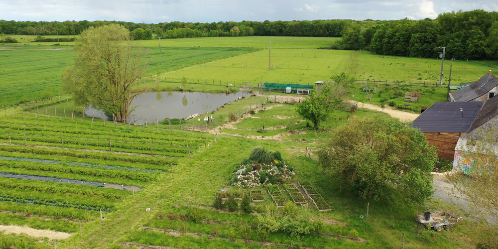 la ferme vue du ciel, l'espace camping au milieu -  Gîte des mille plantes (Centre-Val de Loire, Indre-et-Loire)