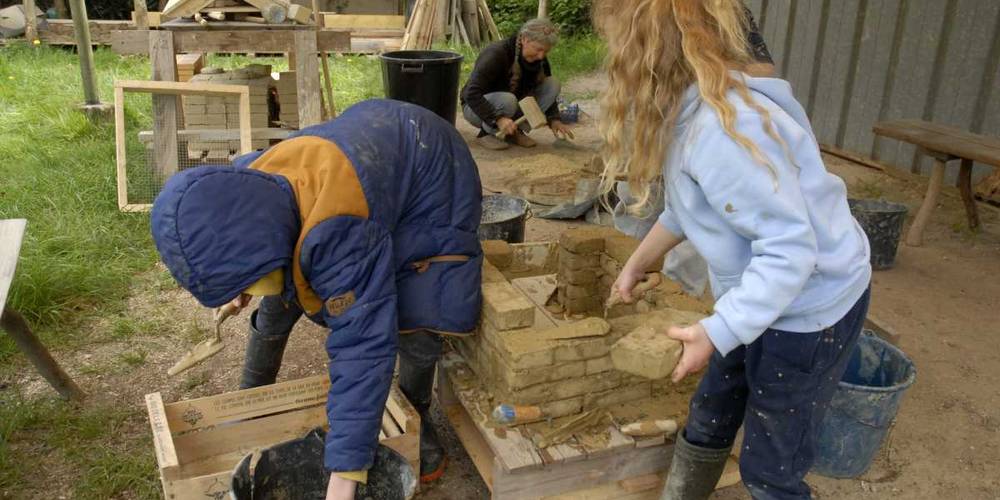 Atelier enfants d'écoconstruction en terre -  Micro-ferme La Bastardière (Bretagne, Morbihan)