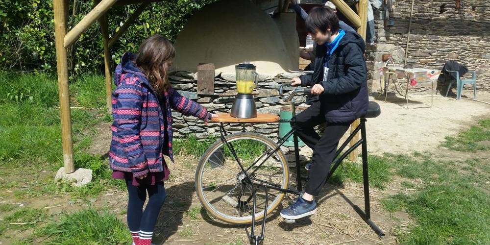 Atelier enfants sur les low tech : découverte du vélo-mixeur -  Micro-ferme La Bastardière (Bretagne, Morbihan)
