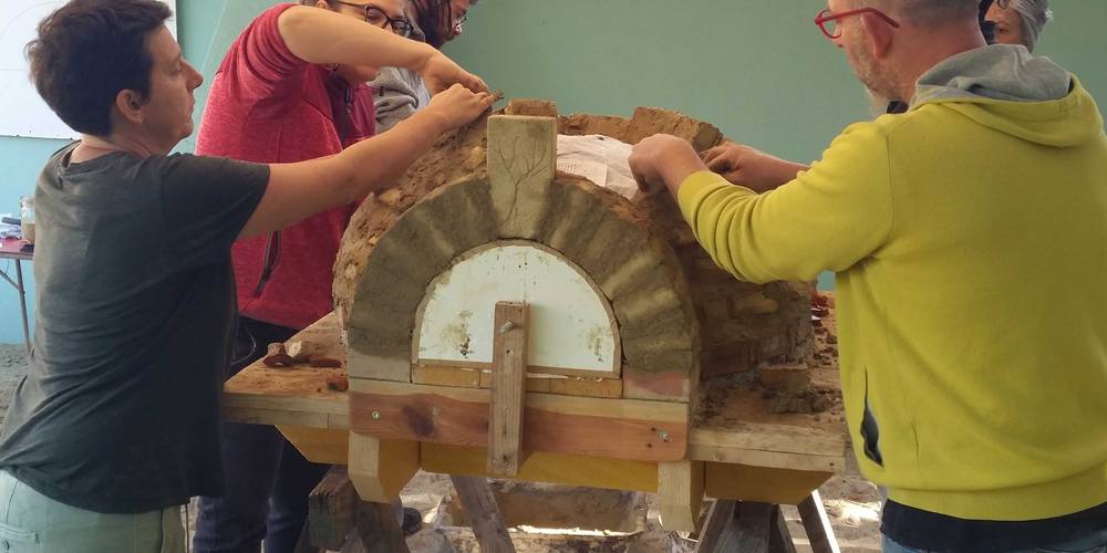 Stage de construction d'un four en briques de terre crue et paille -  Micro-ferme La Bastardière (Bretagne, Morbihan)