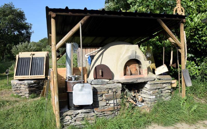 Four à pain et séchoir solaire -  Micro-ferme La Bastardière (Bretagne, Morbihan)