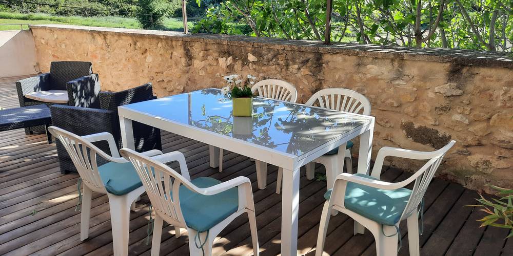 Espace repas sur la terrasse ombragée -  Le gîte de la Framboiserie Bio (Provence-Alpes-Côte d’Azur, Bouches-du-Rhône)