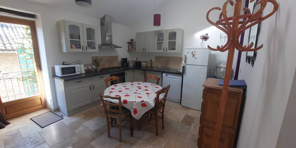 la cuisine et l'espace repas -  Le gîte de la Framboiserie Bio (Provence-Alpes-Côte d’Azur, Bouches-du-Rhône)