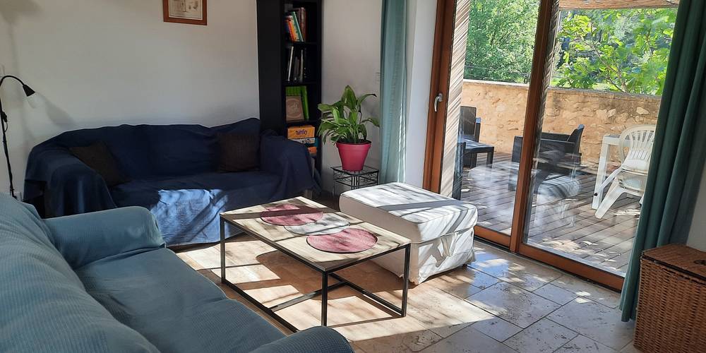 Le salon donnant sur la terrasse -  Le gîte de la Framboiserie Bio (Provence-Alpes-Côte d’Azur, Bouches-du-Rhône)