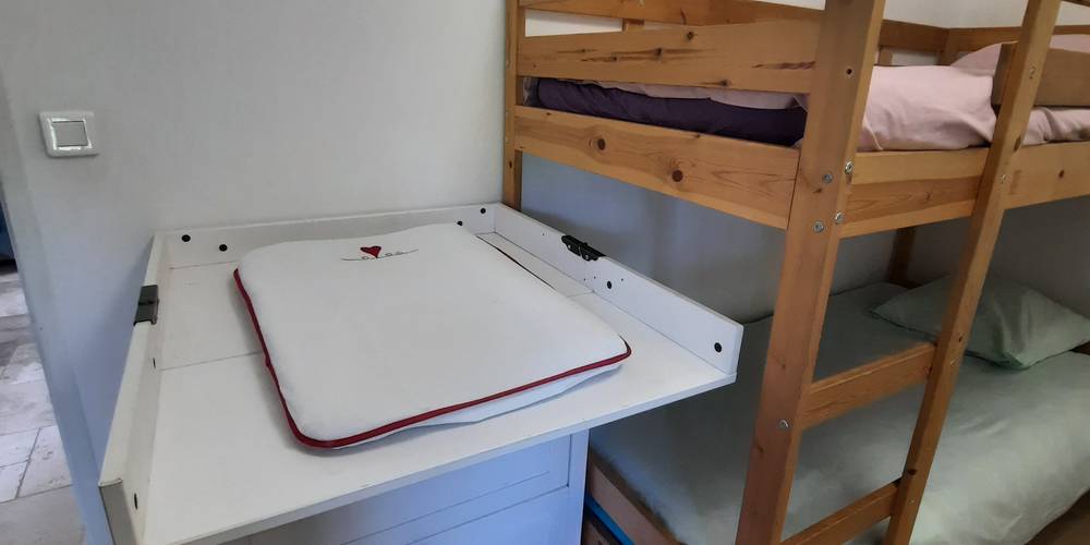 table a langer dans la chambre enfant -  Le gîte de la Framboiserie Bio (Provence-Alpes-Côte d’Azur, Bouches-du-Rhône)