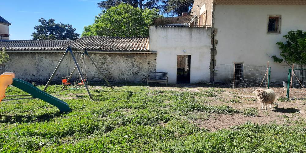 l'espace jeu extérieur, la table de ping-pong etant sous la terrasse du gîte -  Le gîte de la Framboiserie Bio (Provence-Alpes-Côte d’Azur, Bouches-du-Rhône)