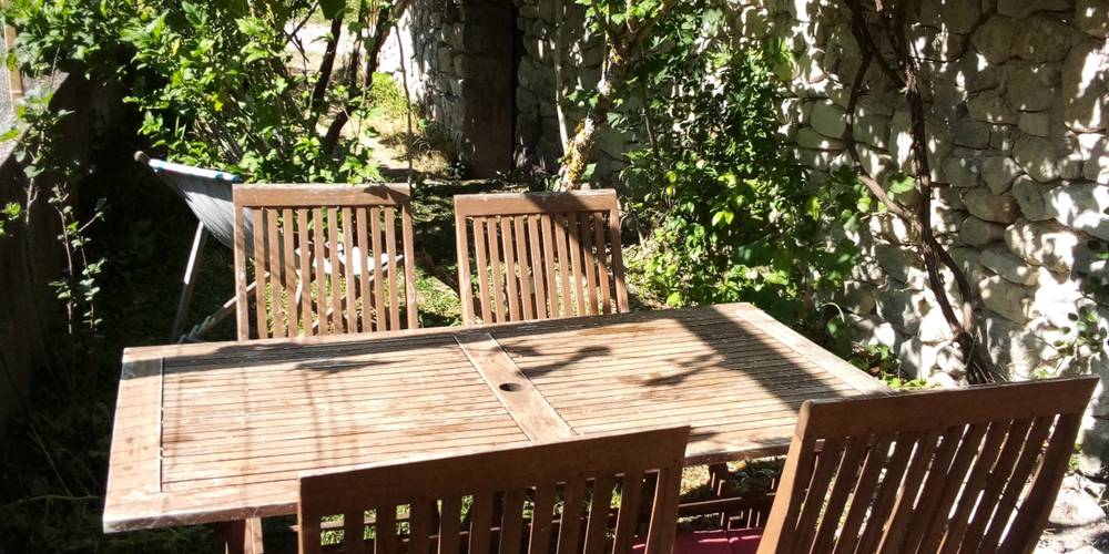 La table dans le jardin des hôtes -  Ferme des Montagnes Bleues (Auvergne-Rhône-Alpes, Drôme)