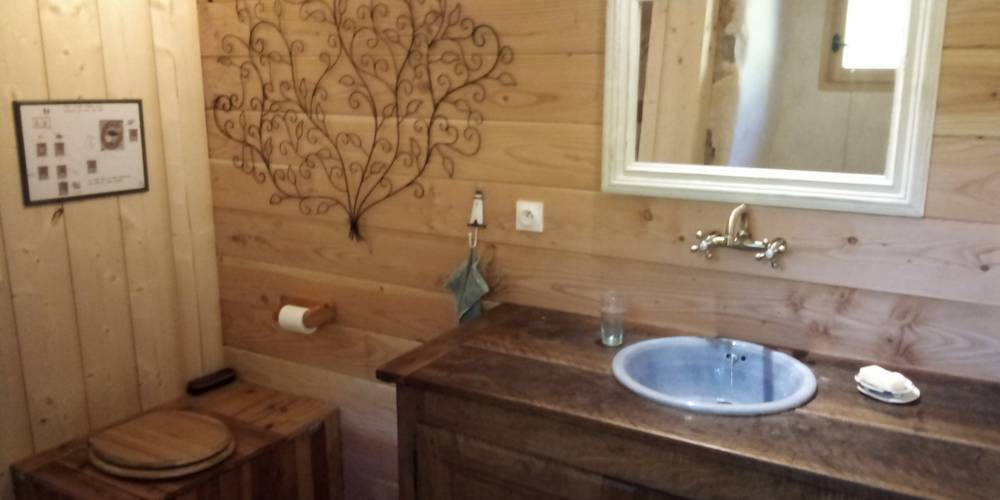 Les toilettes sèches "DE LUXE" (ventilés et sans odeurs) -  Ferme des Montagnes Bleues (Auvergne-Rhône-Alpes, Drôme)