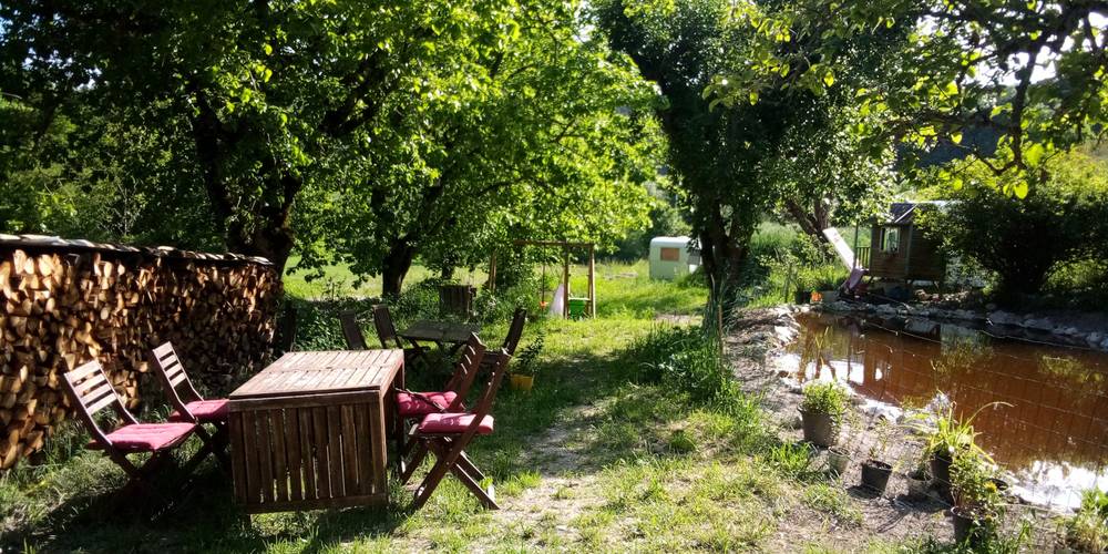 La table d'hôte extérieur, lorsqu'il fait beau. -  Ferme des Montagnes Bleues (Auvergne-Rhône-Alpes, Drôme)