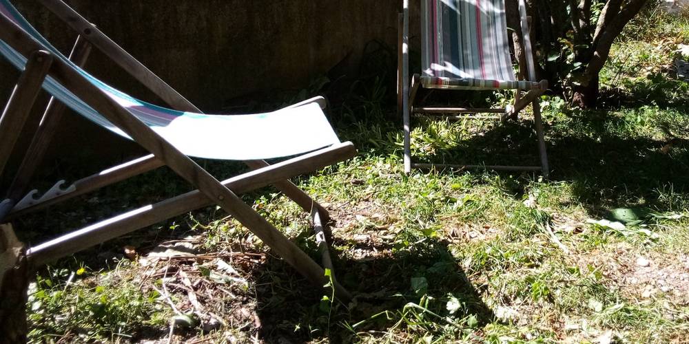 Le coin détente extérieur -  Ferme des Montagnes Bleues (Auvergne-Rhône-Alpes, Drôme)