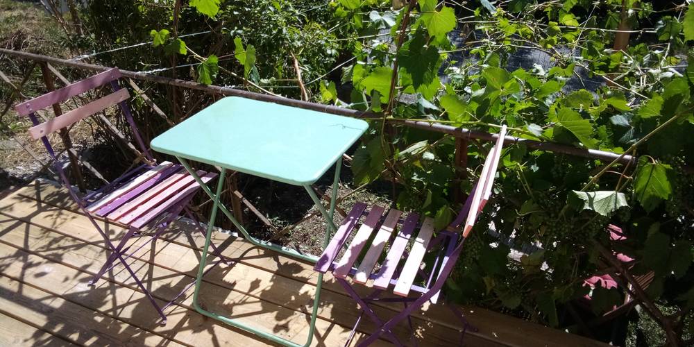 la table sur le balcon -  Ferme des Montagnes Bleues (Auvergne-Rhône-Alpes, Drôme)
