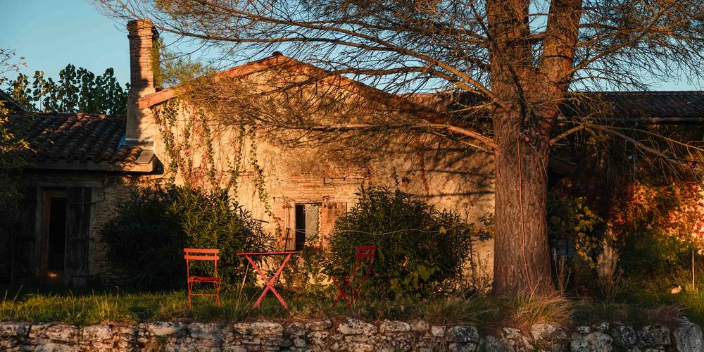 'La grange' : Espace cusine et sanitaire (extérieur) -  Les Terres d'En Vénac (Occitanie, Tarn)