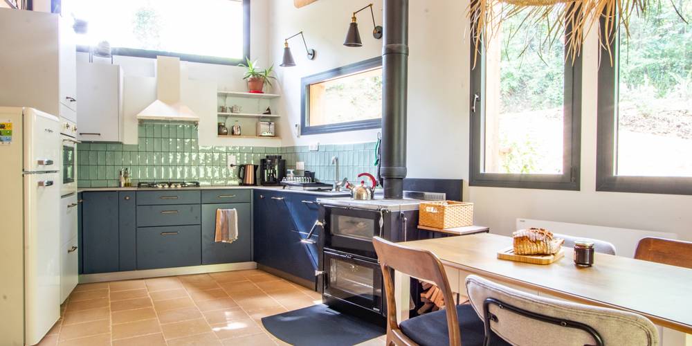 cuisine et cuisinière à bois -  Gîte La Prunelle (Occitanie, Ariège)