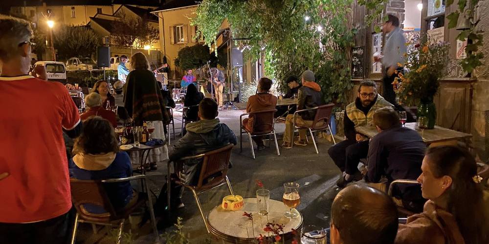 Terrasse du café -  L'espinguette (Occitanie, Aveyron)