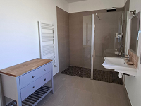 La salle de bains (accessible PMR) de la chambre l'Embellie -  La Croisée des Chemins (Pays de la Loire, Maine-et-Loire)