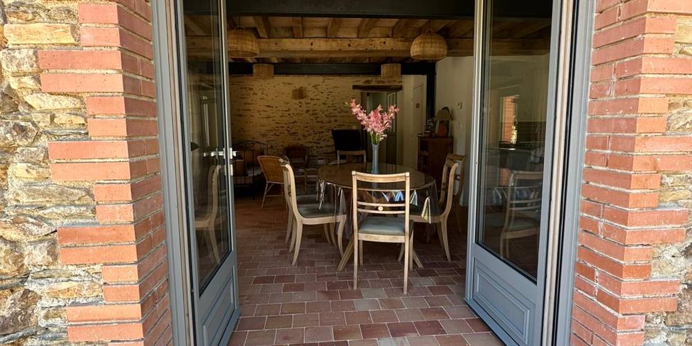 La pièce de vie, vue de la terrasse -  La Croisée des Chemins (Pays de la Loire, Maine-et-Loire)