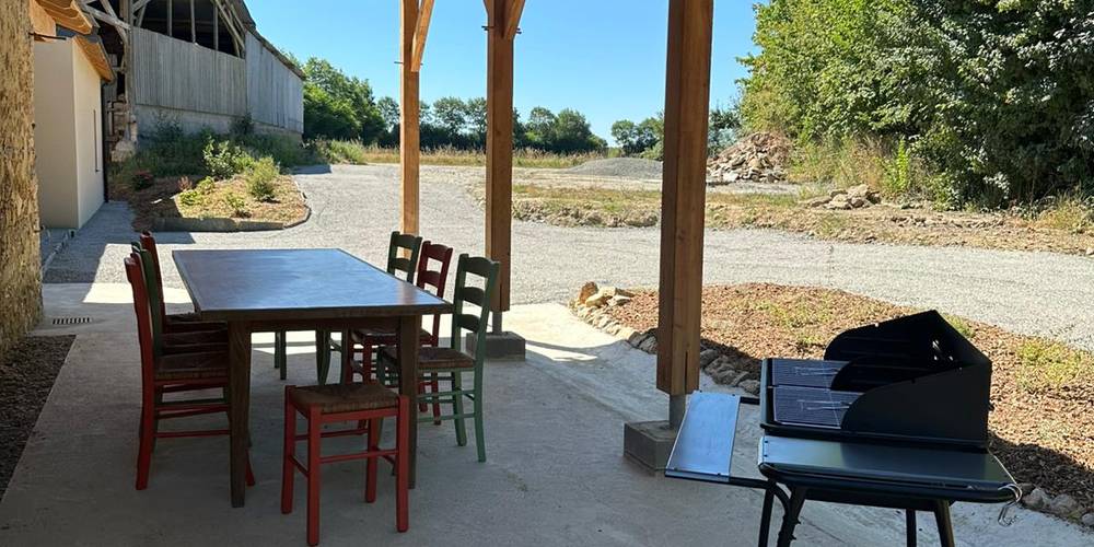 Le parking et le préau pour les beaux jours ... -  La Croisée des Chemins (Pays de la Loire, Maine-et-Loire)