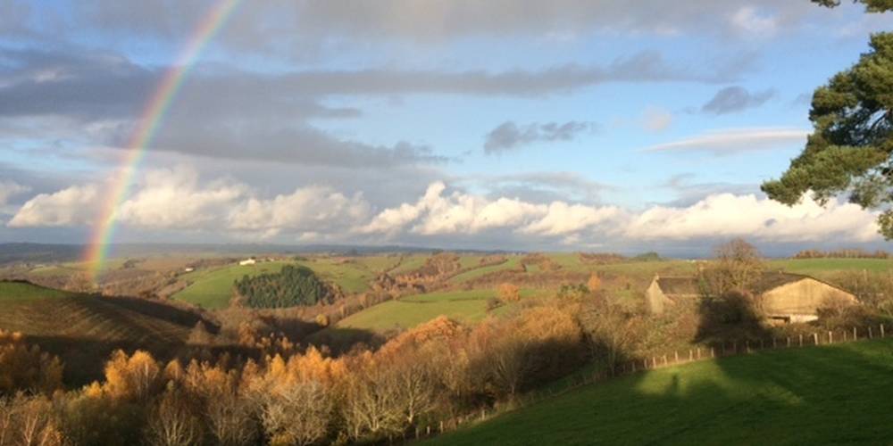 La ferme de Cabessières et les Monts du Cantal à l'horizon -  Ferme de Cabessières (Occitanie, Aveyron)
