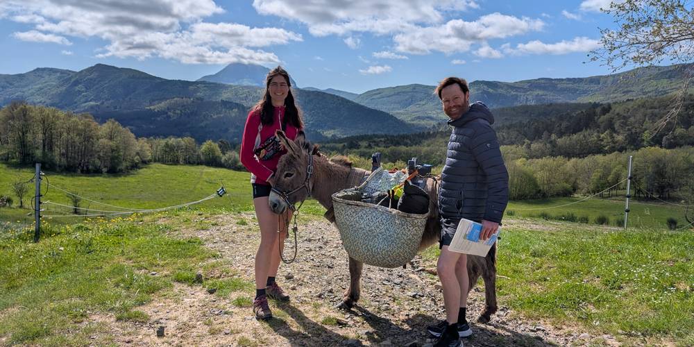 Un couple de randonneurs sur le départ avec Petit José -  LOC D'ÂNES (Occitanie, Aude)