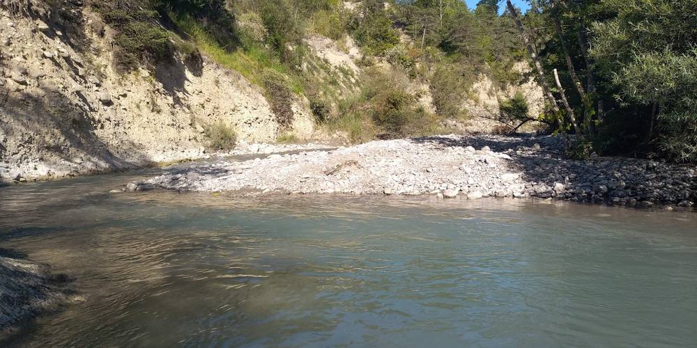 L'Ebron, la rivière qui longe le Moulin de Recours -  Le Moulin de Recours (Auvergne-Rhône-Alpes, Isère)