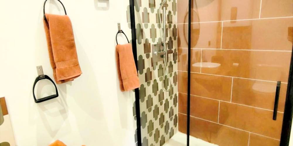 DOUCHE A L'ITALIENNE DANS CHAQUE SALLE DE BAIN PRIVATIVE -  La Source de nos racines (Hauts-de-France, Nord)