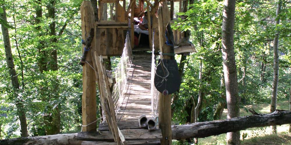 accès par un pont suspendu -  rocabrac (Occitanie, Aveyron)