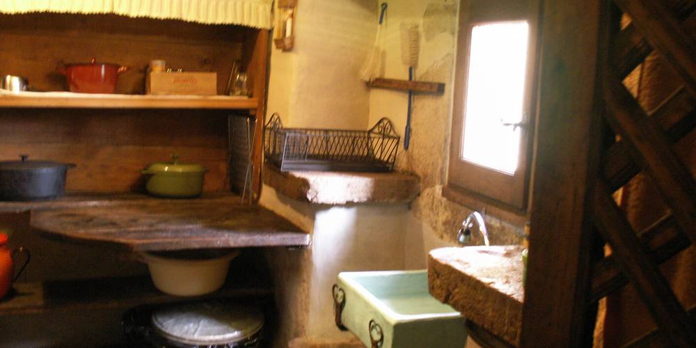cuisine dans l'ancienne souillarde -  rocabrac (Occitanie, Aveyron)