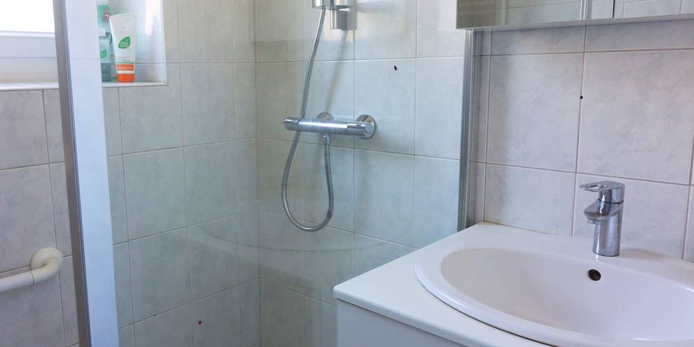 1ere douche -  Bienvenue chez Mémé (Bourgogne-Franche-Comté, Yonne)