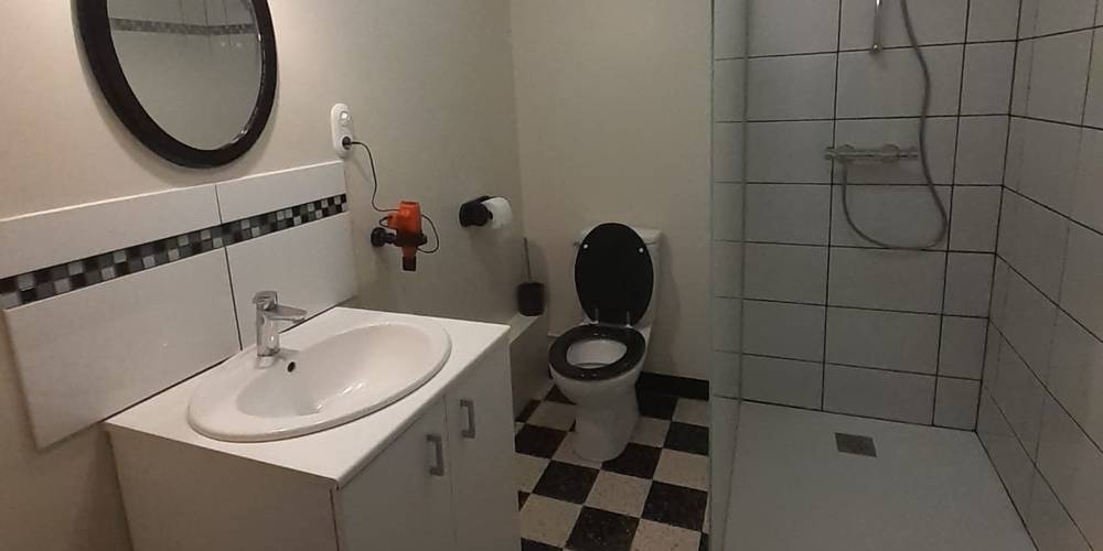 2e douche toilette -  Bienvenue chez Mémé (Bourgogne-Franche-Comté, Yonne)