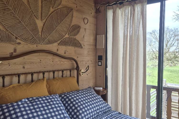 La tête de lit -  GrandJardin "L'escapade Rustique" (Rustic getaway) (Grand Est, Vosges)