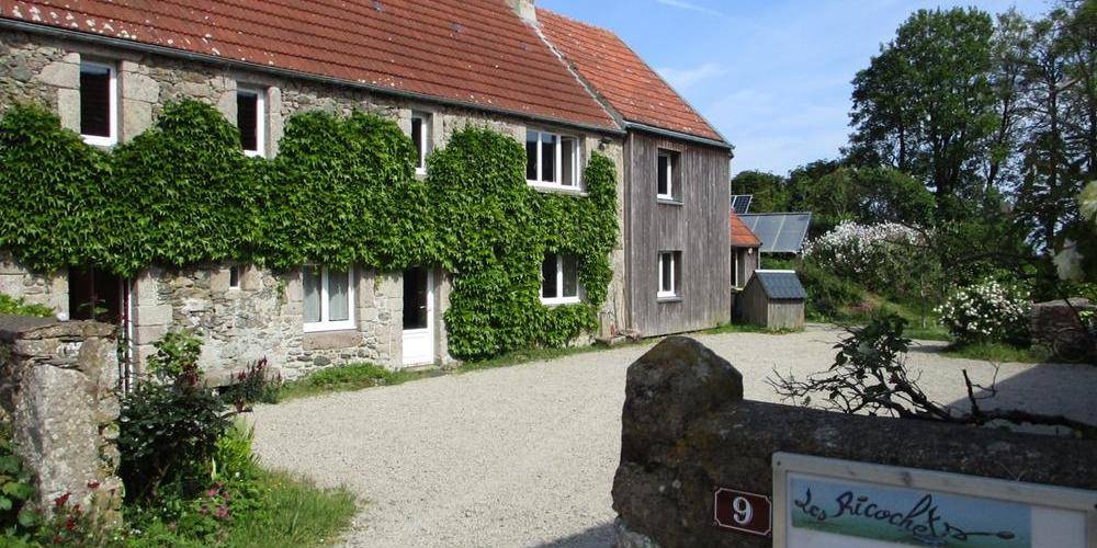 Cour Est de la maison -  Les Ricochets (Normandie, Manche)