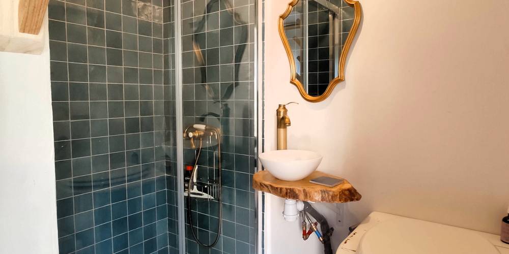 Salle de bain bleue -  Ferme de Panacée (Auvergne-Rhône-Alpes, Ardèche)