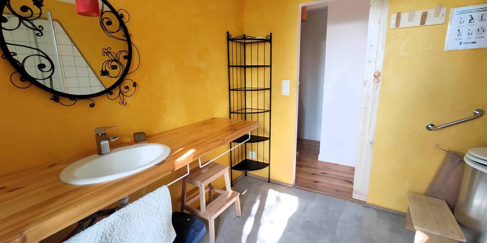 Salle de bain jaune -  Ferme de Panacée (Auvergne-Rhône-Alpes, Ardèche)