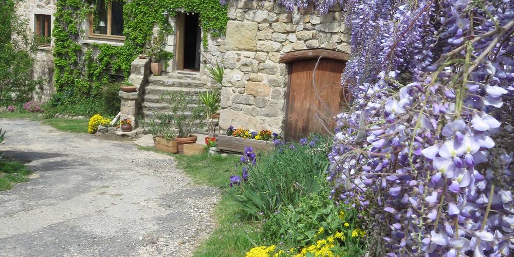 Le gite à droite et la maison d'habitation derrière -  GITE DES SOUINS (Auvergne-Rhône-Alpes, Ardèche)