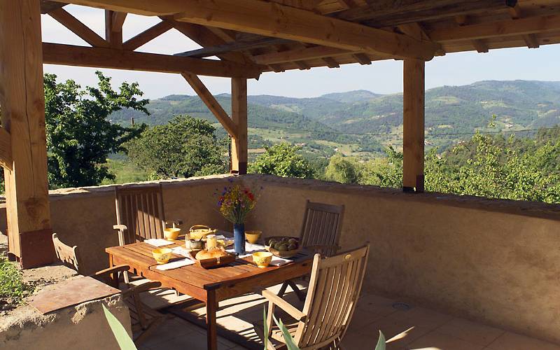 La terrasse couverte avec vue sur les montagnes -  GITE DES SOUINS (Auvergne-Rhône-Alpes, Ardèche)