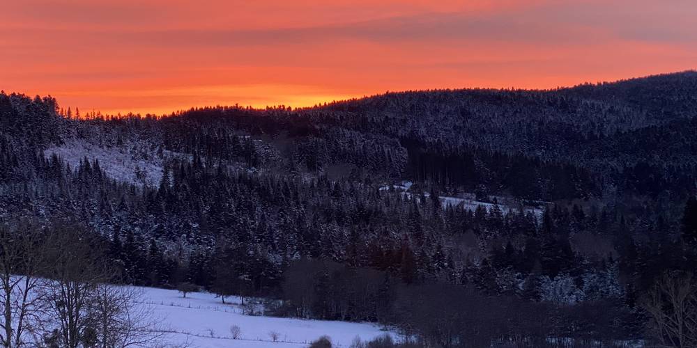 c'est juste au centre de la photo... -  LE REFUGE DE P'TIT ÂNE (Auvergne-Rhône-Alpes, Haute-Loire)