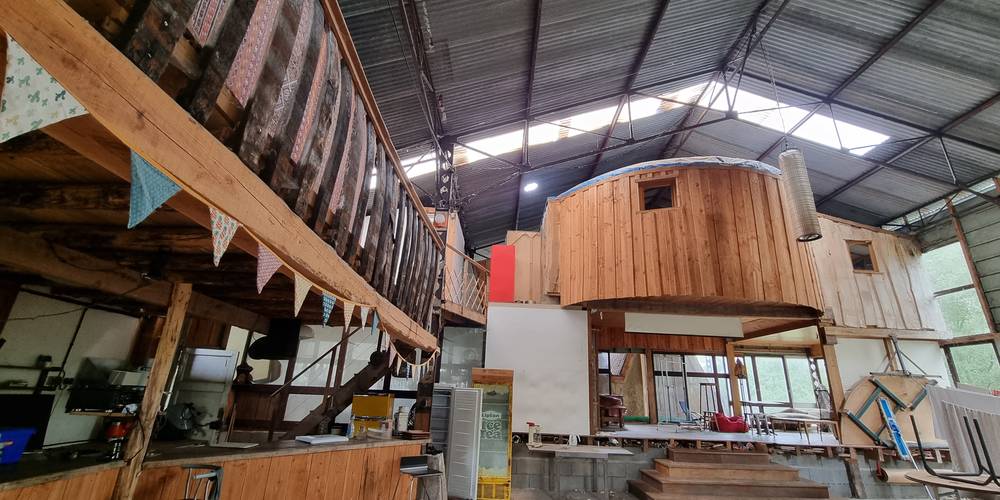 Hangar avec bar et scène -  LA FERME DU PORT (Pays de la Loire, Maine-et-Loire)
