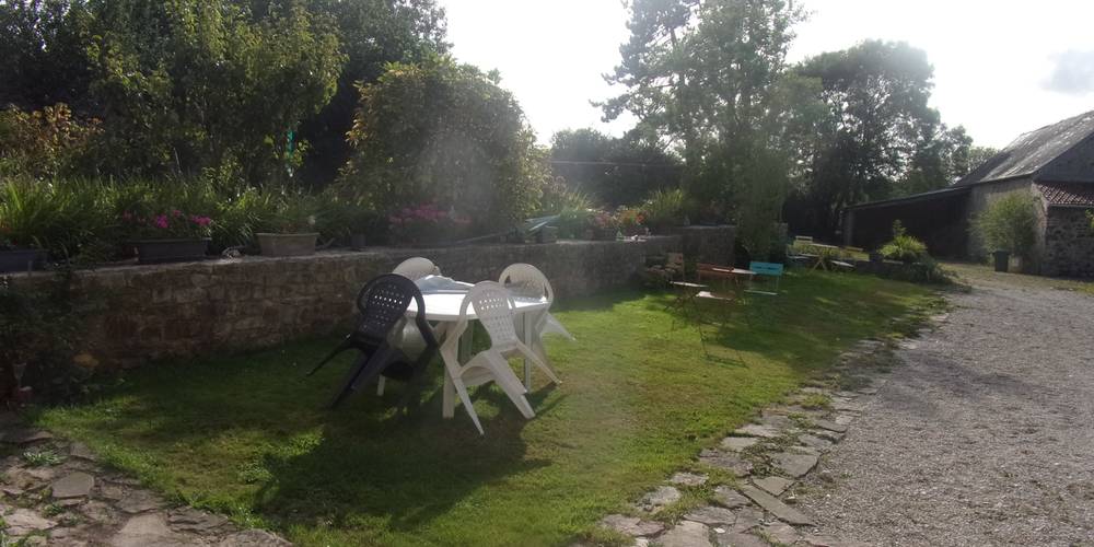 détente sur la pelouse -  FERME DE LA CAUBRIÈRE (Normandie, Manche)