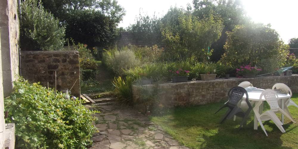 vers le jardin -  FERME DE LA CAUBRIÈRE (Normandie, Manche)