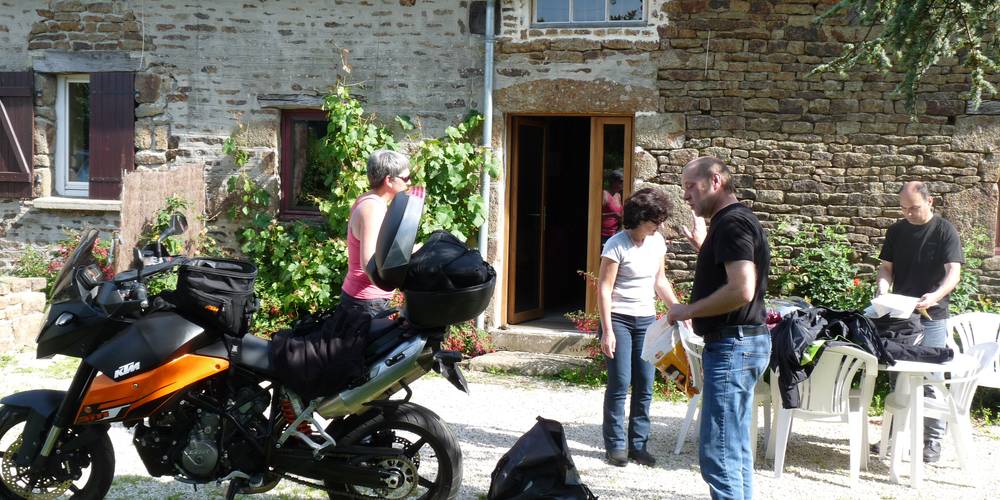 Photo prise devant le Gîte avec de l'espace -  2 CHEMIN LA BAILLÉE CHENEL (Normandie, Orne)