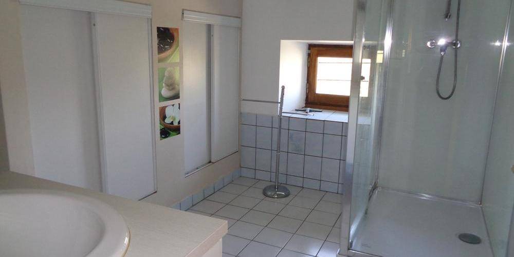 Salle de bain Terre Rouge -  FERME DU MARIGOT (Occitanie, Aveyron)